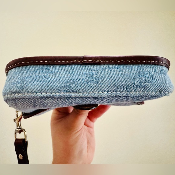 ❌SOLD ❌ Dooney & Bourke Denim Light Blue Logo DB Flap Wristlet Removable Strap - Picture 3 of 6